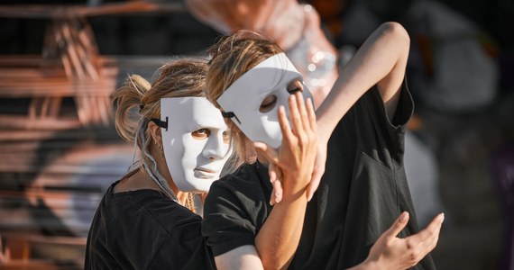 GośćINNOŚĆ to hasło przewodnie 12. edycji Międzynarodowego Festiwalu Teatrów Ożywionej Formy „Maskarada”, który w sobotę rozpocznie się w Rzeszowie. W programie znalazły się spektakle dla dzieci, młodzieży i dorosłych oraz projekty nawiązujące do motta „Maskarady”, m.in. Żywa Biblioteka.
