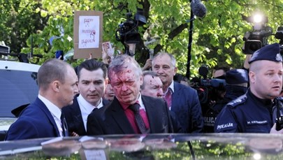 Ambasador Rosji oblany czerwoną substancją. Premier Morawiecki zabrał głos
