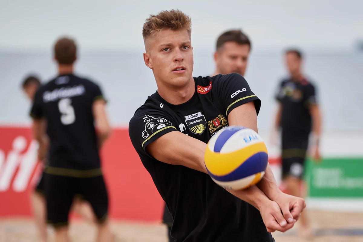 Karol Urbanowicz jest najmłodszym siatkarzem powołanym do reprezentacji Polski na mecze Ligi Narodów. „Kiedy dowiedziałem się o nominacji, to aż zaszkliły mi się oczy. A gdy zadzwonił trener Grbić, to trochę szybciej zaczęło bić serce” – przyznał 21-letni środkowy Trefla Gdańsk.