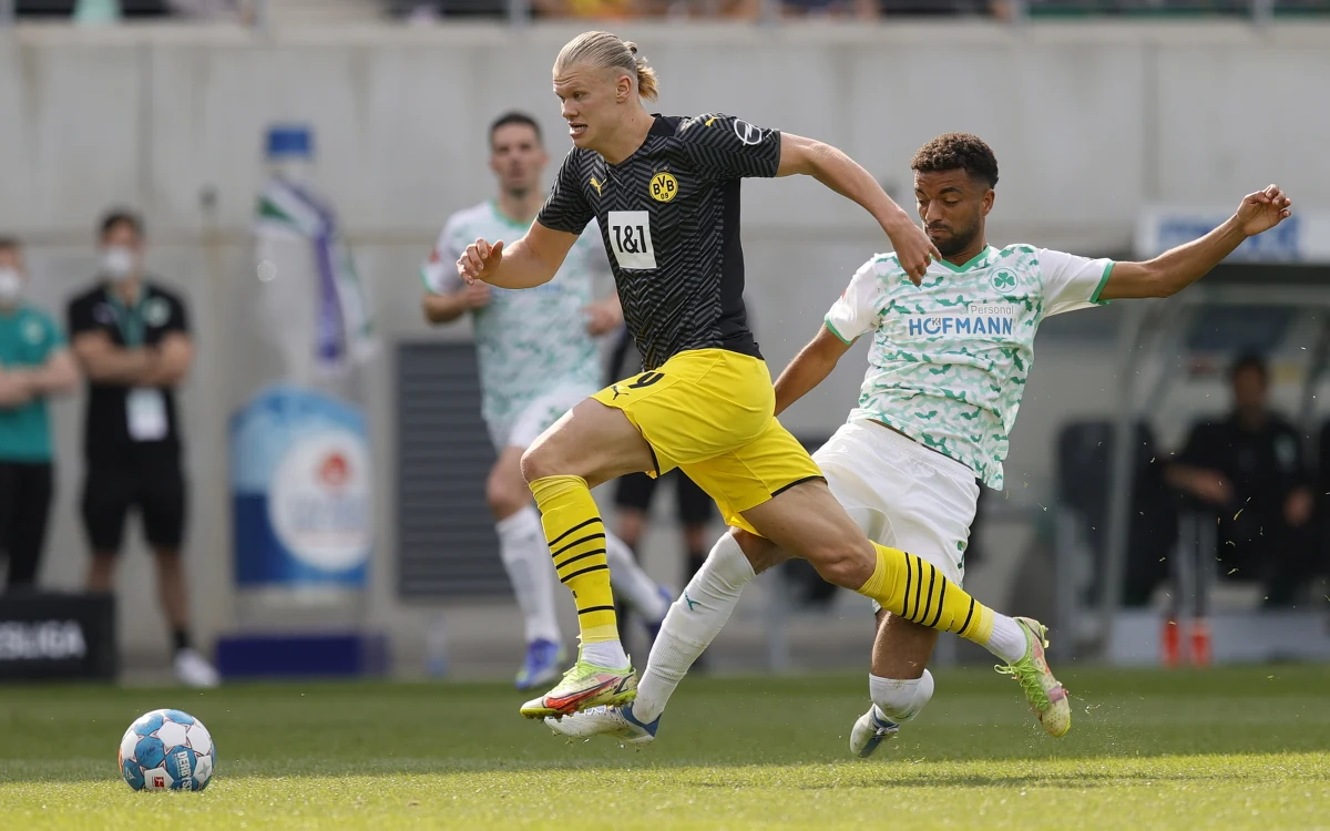 Norweski snajper Erling Haaland przechodzi z Borussii Dortmund do Manchesteru City. Klub z Manchesteru potwierdził w oficjalnym komunikacie porozumienie zawarte z Borussią.