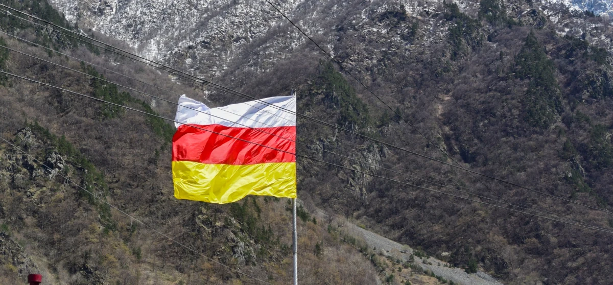 ​W nieuznawanej Republice Osetii Południowej leżącej w Gruzji odbyła się druga tura wyborów prezydenckich, które wygrał kandydat opozycji Alan Gaglojew. Pokonał on faworyta Kremla i zwolennika przyłączenia regionu do Rosji Anatolija Bibiłowa.