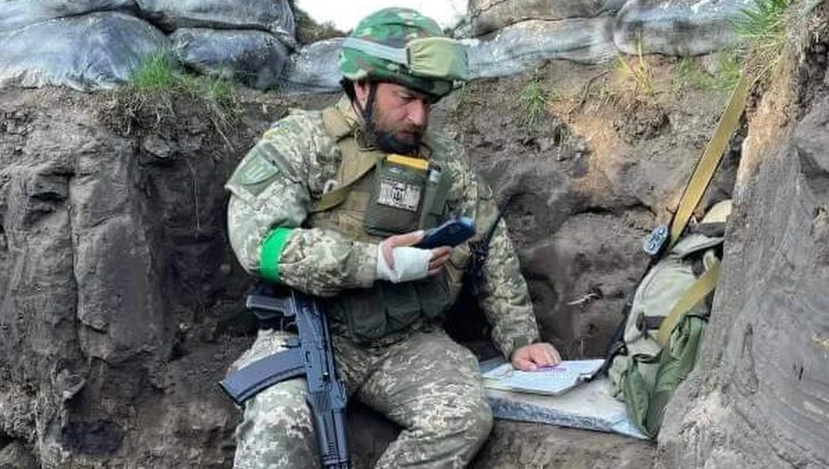 Siedzi w okopach z karabinem na kolanie. Wokół worki z piaskiem. Na głowie ma hełm, a w ręce komórkę. Obok leżą zapisane ręcznie kartki. To nie najnowszy rozkaz. Fedir Szandor jest wykładowcą na uniwersytecie. Kiedy trzeba walczy, a w międzyczasie prowadzi zajęcia ze studentami. Takich paradoksów wojny jest więcej. Pojawiają się nagle na ukraińskich portalach między nagraniem ze szturmu piechoty i atakiem drona na rosyjskie czołgi. Zawsze zadaję sobie to samo pytanie - czy to mi się śni, czy naprawdę w Europie toczy się straszna wojna. Rosja atakuje. Ukraina się broni.  