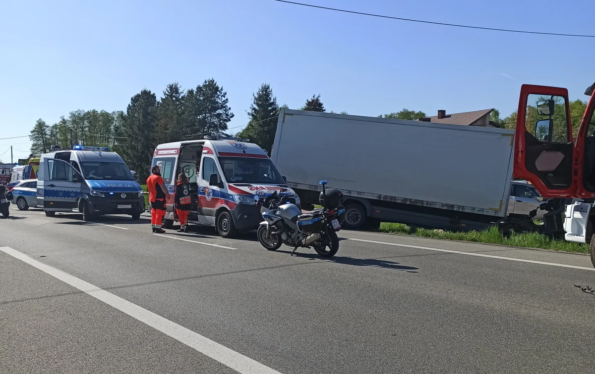 ​Droga krajowa nr 94 jest zablokowana po wypadku, do którego doszło we wtorek popołudniu w Ładnej koło Tarnowa (woj. małopolskie). W zdarzeniu jedna osoba zginęła, trzy zostały ranne.