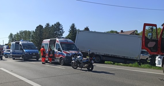 ​Droga krajowa nr 94 jest zablokowana po wypadku, do którego doszło we wtorek popołudniu w Ładnej koło Tarnowa (woj. małopolskie). W zdarzeniu jedna osoba zginęła, trzy zostały ranne.