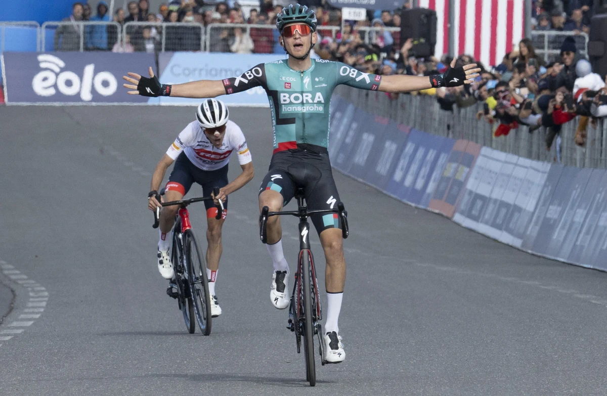 ​Niemiec Lennard Kaemna z ekipy Bora-Hansgrohe wygrał na zboczach wulkanu Etna na Sycylii czwarty etap wyścigu kolarskiego Giro d'Italia. Różową koszulkę lidera zdobył drugi na mecie Hiszpan Juan Pedro Lopez (Trek-Segafredo).