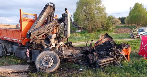Śmierć na miejscu poniósł 37-letni kierowca samochodu ciężarowego, który wjechał wprost przed jadący pociąg. Do zdarzenia doszło na przejeździe kolejowym bez zapór w Tryńczy (powiat przeworski, województwo podkarpackie).