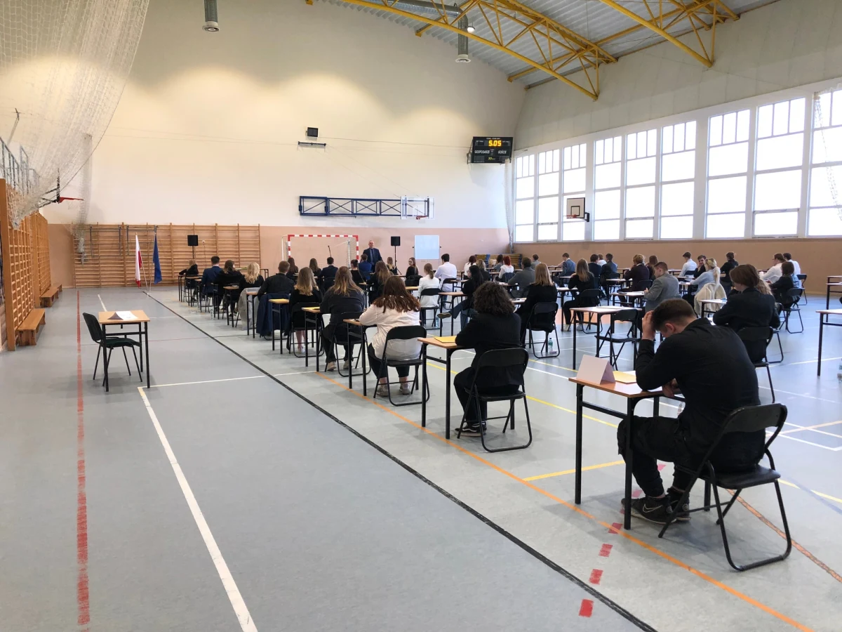 W środę rano maturzyści przystąpili do pisemnego egzaminu z matematyki na poziomie rozszerzonym. Pisemne egzaminy z języka hiszpańskiego na poziomie rozszerzonym i na poziomie dwujęzycznym odbywają się po południu. Egzaminy nie są obowiązkowe.