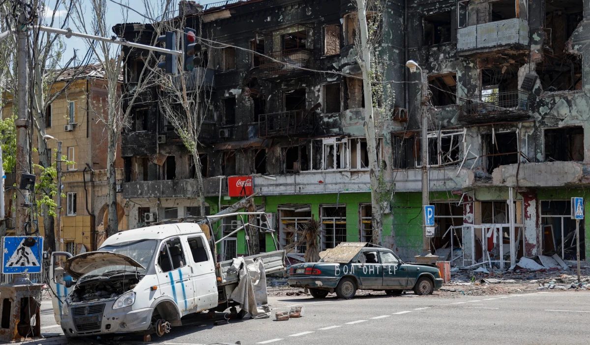 Rosjanie kontynuują ofensywę na wschodzie Ukrainy, największą aktywność zanotowano w okolicach Słobożańska i Doniecka. Ukraińskim siłom zbrojnym udało się jednak odbić cztery osady obwodu charkowskiego. W Mariupolu wciąż trwa ostrzał zakładów metalurgicznych Azowstal, gdzie ukrywają się ukraińscy bojownicy. Według doradcy mera miasta, w kombinacie są jeszcze cywile, którym nie udało się ewakuować. Amerykański wywiad nie wyklucza, że Rosja ma większe ambicje niż opanowanie Donbasu i chce zbudować tzw. most lądowy do Naddniestrza, nieuznawanej republiki leżącej w granicach Mołdawii. Zebraliśmy dla was najważniejsze informacje z 76. dnia rosyjskiej inwazji na Ukrainę.