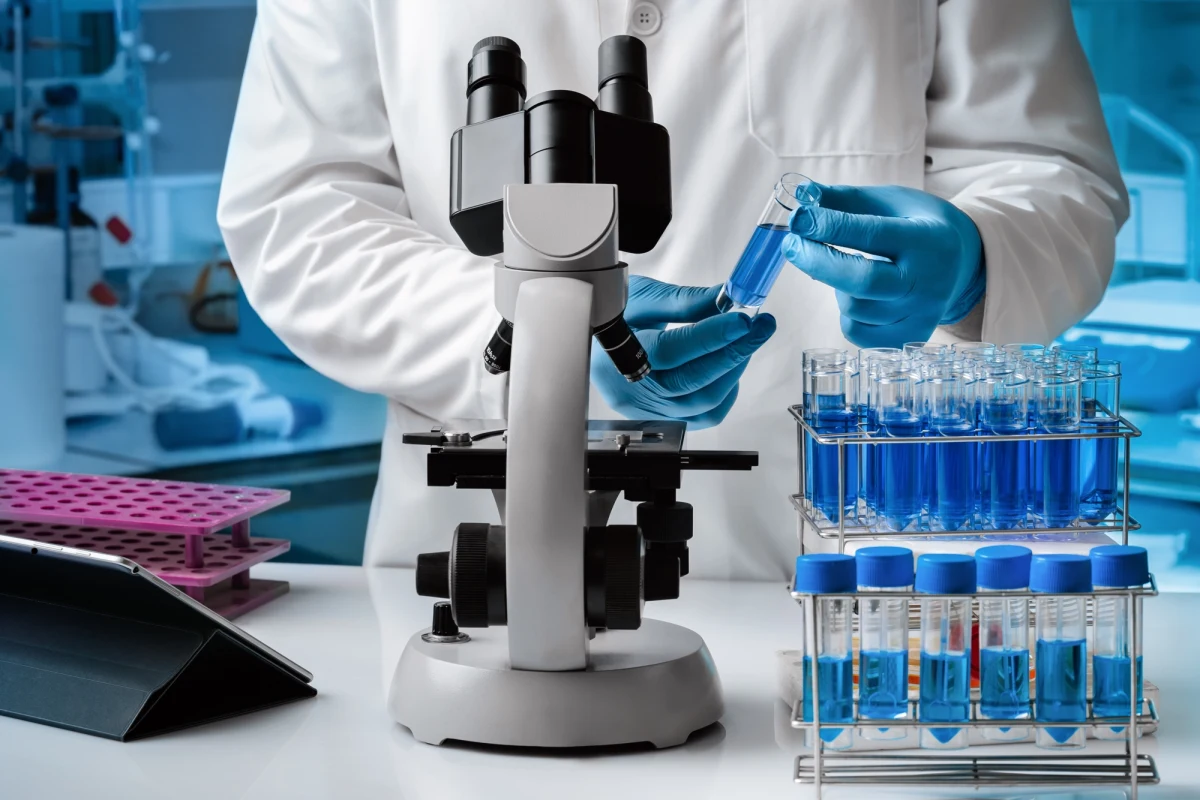 W Polsce utrzymuje się wysoki poziom zaufania do nauki i naukowców, zaskakująco szybko spada jednak przekonanie, że osiągnięcia nauki są w życiu codziennym bardzo ważne. Wskazują na to najnowsze wyniki badania State of Science Index, realizowanego przez firmę 3M w Polsce i kilkunastu innych krajach. W okresie pandemii poziom zaufania do nauki wzrósł z 85 do 89 proc. Obecnie utrzymuje się na poziomie 88 proc. Równocześnie jednak zdecydowanie, bo aż o 10 pp. zmalał w ciągu minionego roku odsetek osób przekonanych, że nauka jest w codziennym życiu bardzo ważna. Aż 1/3 respondentów twierdzi obecnie, że gdyby nauki nie było, ich życie nie różniłoby się od obecnego. 