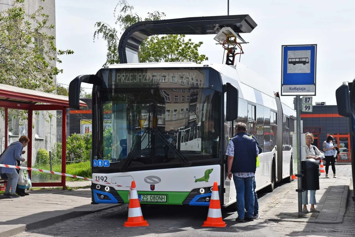 W Szczecinie ruszyły testy ładowarek do autobusów elektrycznych. Niebawem zasilane prądem pojazdy będą mogły naładować baterię podczas postoju na przystanku.