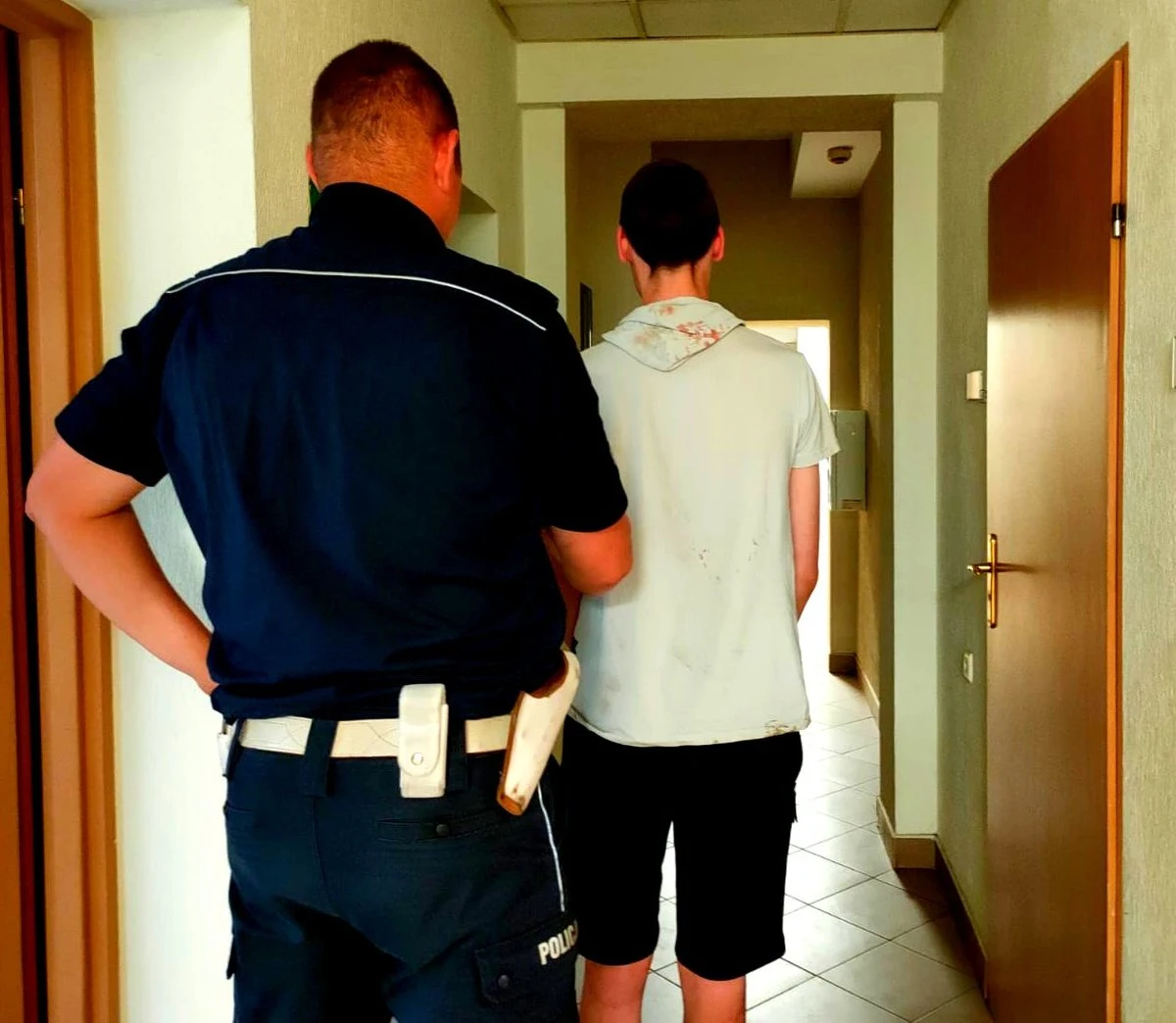 Policjanci w rawskiej komendy zatrzymali dwie osoby, które wykorzystując chwilową nieuwagę weszli na prywatną imprezę i z damskiej torebki ukradli ponad 700 zł.  Jeden z nich próbował przekupić policjantów. 15-latek odpowie przed sądem do spraw nieletnich, a 24-latek spędzi najbliższe 3 miesiące w areszcie.