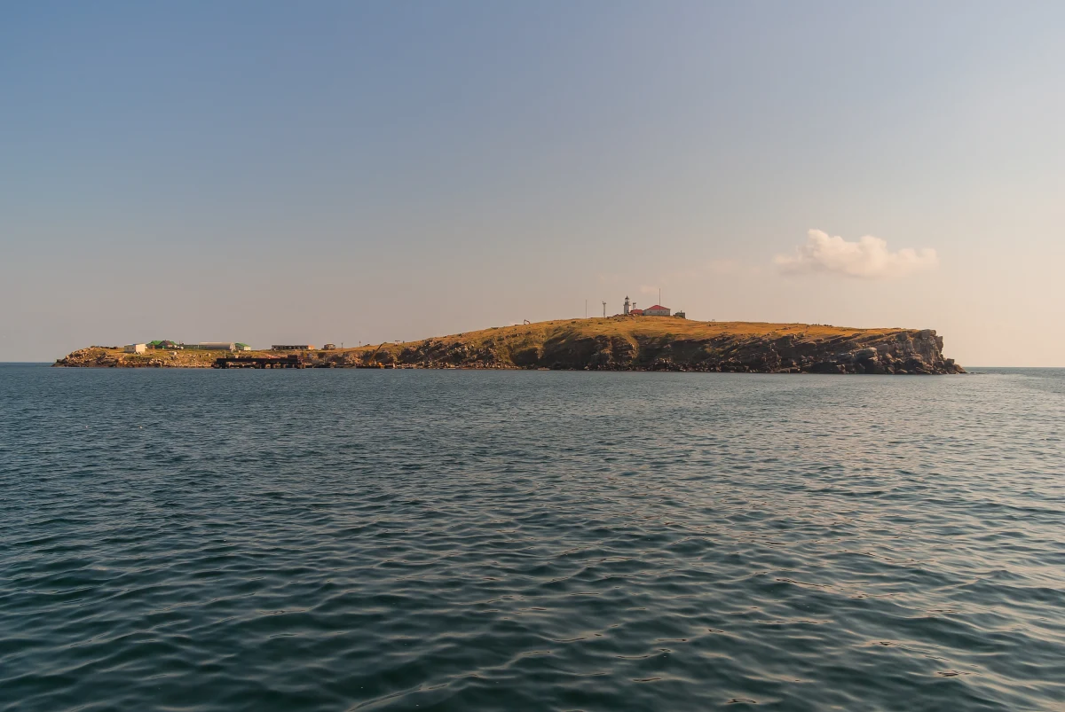 Trwają walki na Wyspie Węży, gdzie Rosja próbuje wzmocnić znajdujący się tam odsłonięty garnizon. Ta mała wysepka, słynna z pierwszych dni wojny, jest bardzo istotna – daje możliwość przygotowywania desantu w okolicy Odessy.