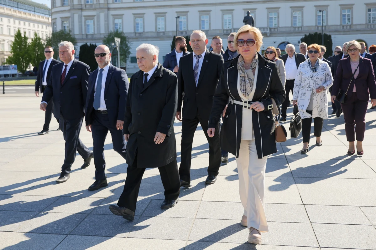 W czasie rozpoczynającego się dzisiaj posiedzenia Sejmu, posłowie mają zdecydować m.in. o ponownym wyborze Adama Glapińskiego na prezesa NBP i zająć się ustawą likwidującą Izbę Dyscyplinarną. Najważniejsza jego część odbędzie się jednak poza parlamentem - po południu i wieczorem na wyjazdowym posiedzeniu zbierze się klub parlamentarny PiS. 