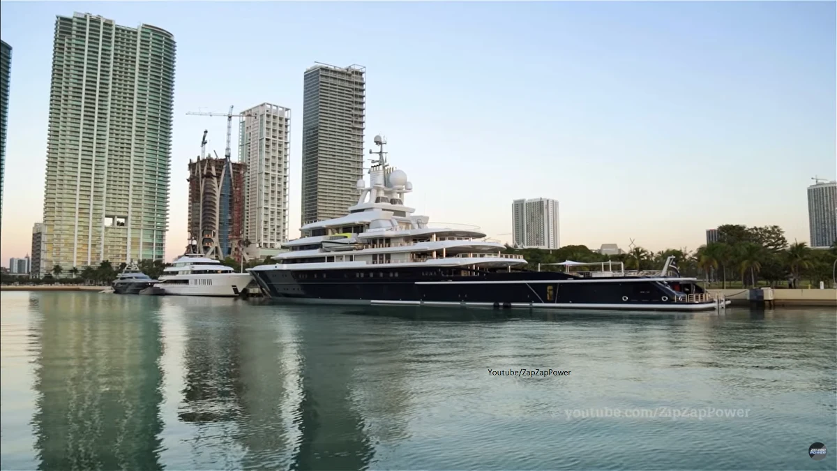 Jacht Luna, należący kiedyś do Romana Abramowicza, a obecnie do innego oligarchy Farchada Achmedowa pozostanie w porcie w Hamburgu do odwołania. Według informacji gazety "Sueddeutsche Zeitung", w związku z sankcjami nałożonymi na Rosję, władze niemieckie "zamroziły" wart ok. 400 mln euro jacht.