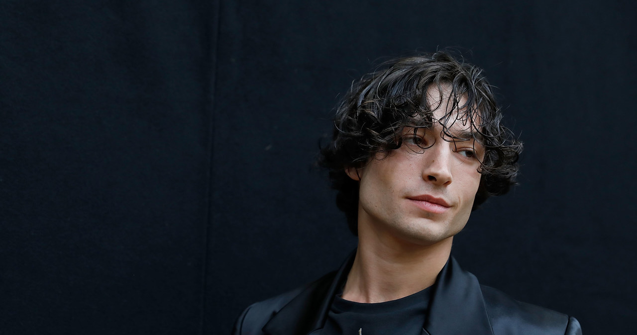 Ezra Miller, który miał być największą gwiazdą wytwórni Warner Bros., ostatnio stał się jej największym problemem. Aktor już po raz drugi w ostatnim czasie trafił do aresztu. Co z jego dalszą karierą?