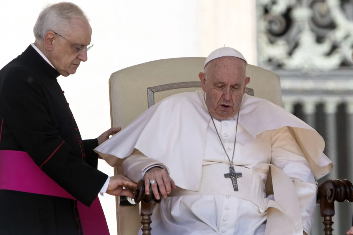 Papież Franciszek spotkał się w środę z żonami dwóch ukraińskich oficerów z pułku Azow, którego żołnierze bronią się obecnie na terenie stalowni Azowstal w Mariupolu. Młode Ukrainki napisały w ostatnich dniach do papieża i w odpowiedzi otrzymały zaproszenie na audiencję generalną - wyjaśniła Ansa.