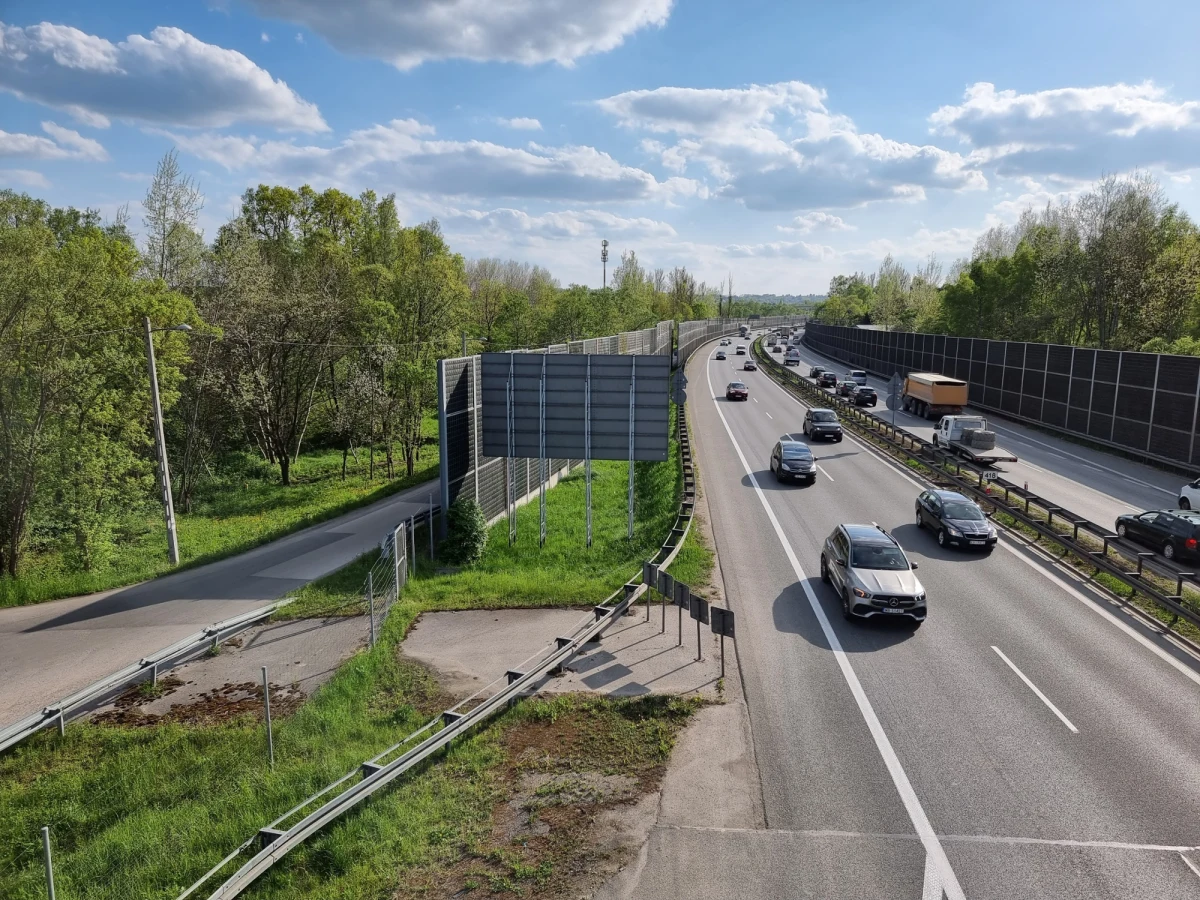 Na autostradowej obwodnicy Krakowa, między węzłem Kraków-Południe a wiaduktem przy ul. Kąpielowej, wybudowany zostanie dodatkowy, trzeci pas ruchu. To znacznie ułatwi kierowcom jazdę w kierunku Rzeszowa. Wojewoda małopolski Łukasz Kmita właśnie wydał pozwolenie na realizację inwestycji.

