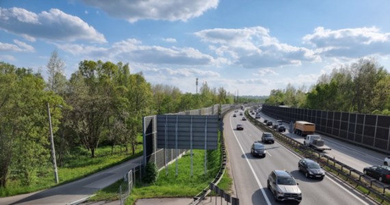 Na autostradowej obwodnicy Krakowa, między węzłem Kraków-Południe a wiaduktem przy ul. Kąpielowej, wybudowany zostanie dodatkowy, trzeci pas ruchu. To znacznie ułatwi kierowcom jazdę w kierunku Rzeszowa. Wojewoda małopolski Łukasz Kmita właśnie wydał pozwolenie na realizację inwestycji.

