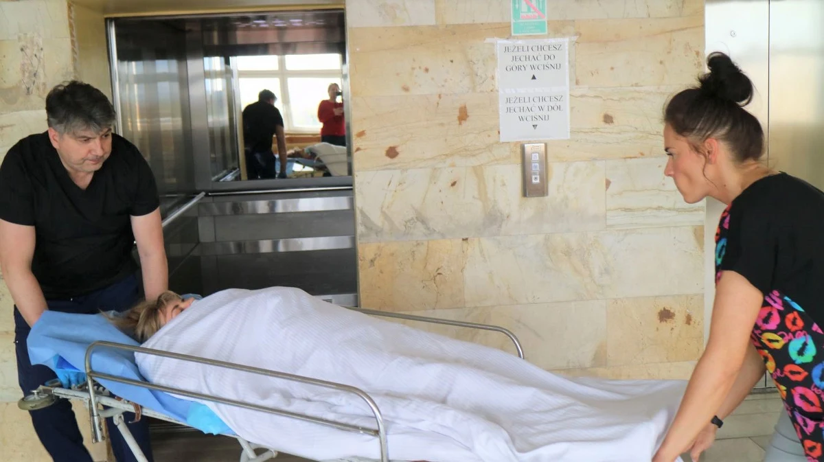 Od kilku tygodni jako pielęgniarz w Oddziale Urazowo-Ortopedycznym w Wojewódzkim Szpitalu Specjalistycznym nr 4 w Bytomiu dyżuruje… dyrektor tej lecznicy. Wojciech Michalik jest ekonomistą z wieloletnim doświadczeniem w kierowaniu placówkami medycznymi. Postanowił jednak skończyć także pielęgniarskie studia. Zrobił to w ubiegłym roku. Teraz kilka razy w miesiącu zamienia garnitur na pielęgniarski fartuch i zajmuje się pacjentami. Dziś - dodajmy - Dzień Pielęgniarki i Pielęgniarza.