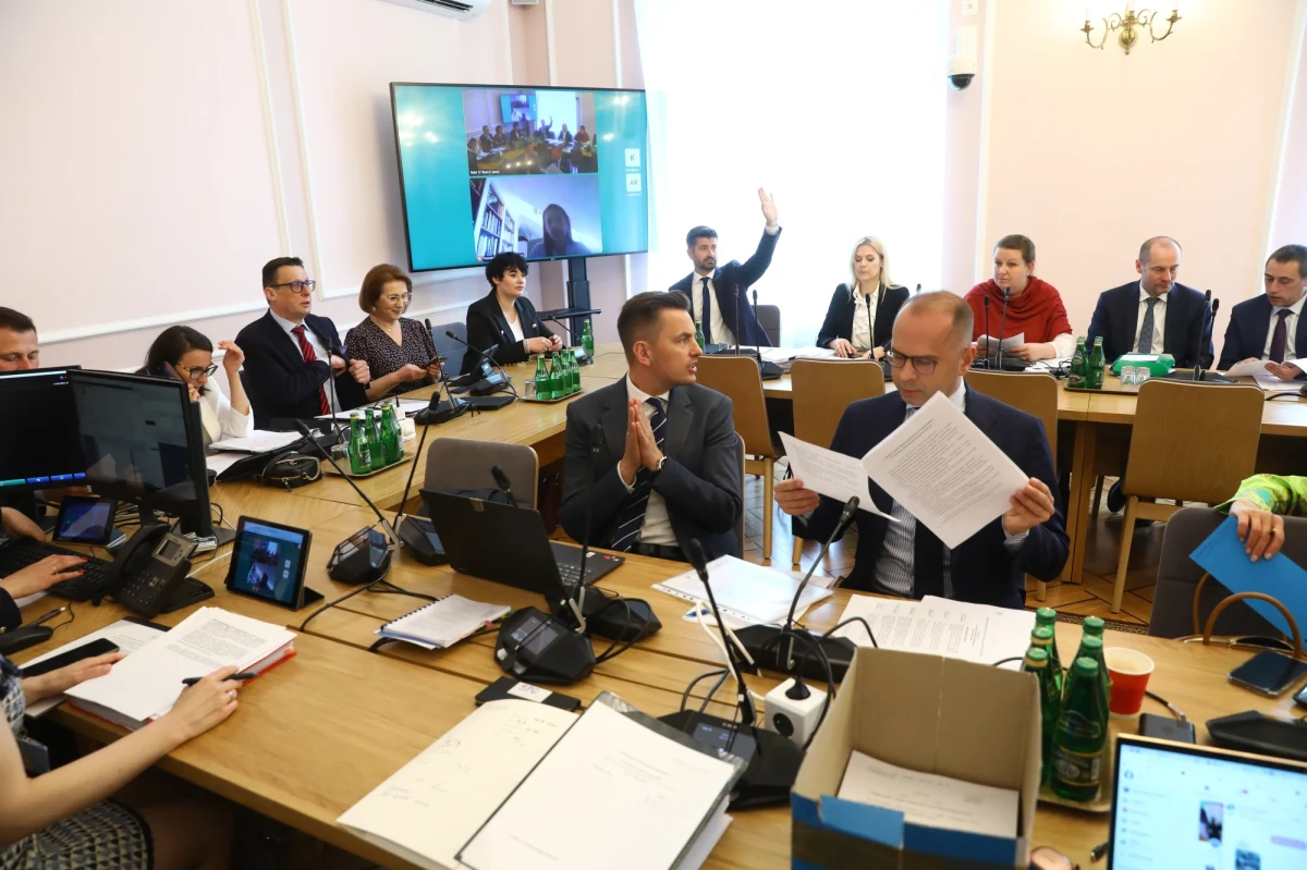 Sejmowa komisja sprawiedliwości odrzuciła kluczowe poprawki Solidarnej Polski do ustawy prezydenta w sprawie Izby Dyscyplinarnej Sądu Najwyższego. Partia Zbigniewa Ziobry chciała przede wszystkim wykreślić z ustawy tzw. „test bezstronności sędziego”.