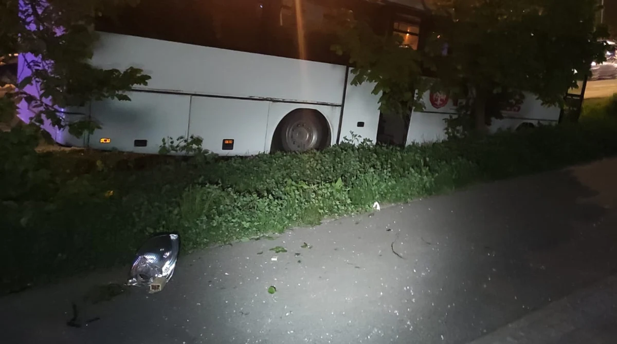 Do wypadku doszło na ul. Puławskiej w Warszawie przed godz. 22:00. 64-letni mężczyzna prowadzący autobus, należący do prywatnego przewoźnika stracił nad nim panowanie, zjechał na pobocze, przebił się przez barierki i zakończył podróż w przydrożnym rowie na latarni miejskiej. Miał w organizmie 2,5 promila alkoholu. 