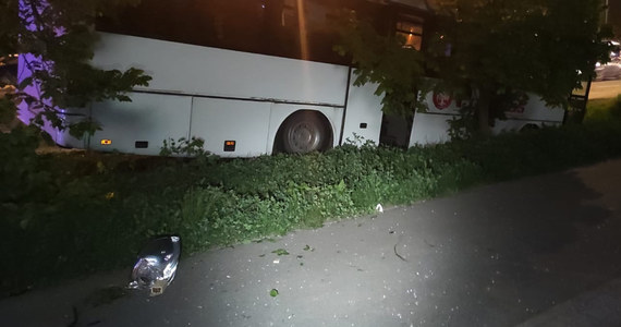 Do wypadku doszło na ul. Puławskiej w Warszawie przed godz. 22:00. 64-letni mężczyzna prowadzący autobus, należący do prywatnego przewoźnika stracił nad nim panowanie, zjechał na pobocze, przebił się przez barierki i zakończył podróż w przydrożnym rowie na latarni miejskiej. Miał w organizmie 2,5 promila alkoholu. 