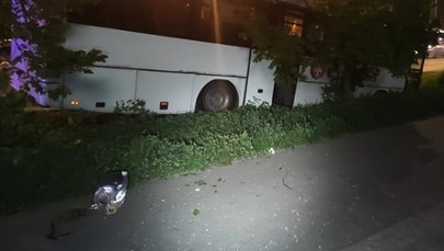 Pijany kierowca autobusu staranował barierki i wjechał do rowu