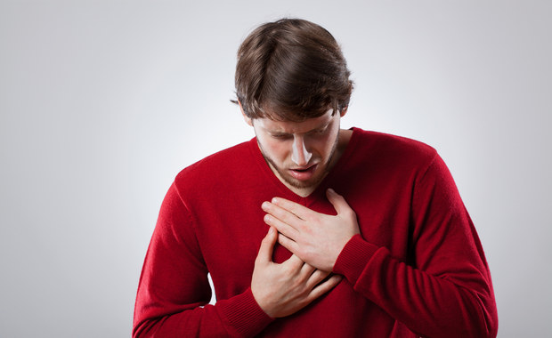 Choroba refluksowa dotyczy 15 proc. populacji Polaków. Jest spowodowana cofaniem się kwasów żołądkowych do przełyku. W wyniku tego procesu występuje uczucie pieczenia w klatce piersiowej lub w przełyku czyli popularna zgaga.