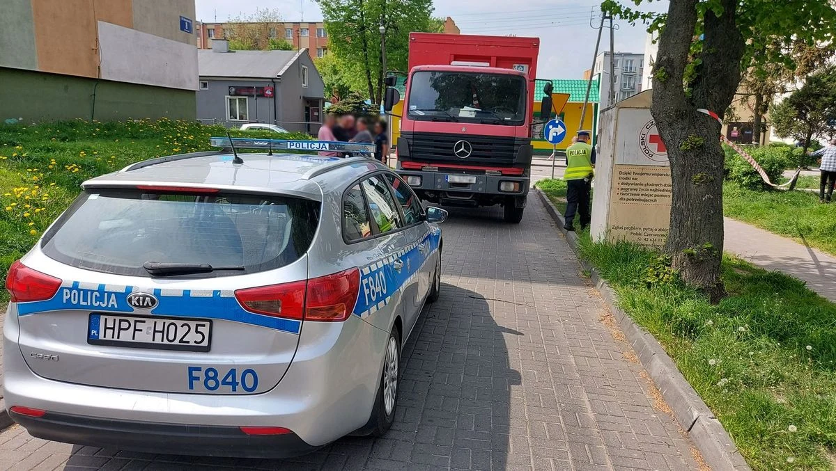 ​86-letnia piesza zginęła w wyniku obrażeń doznanych po potrąceniu przez samochód ciężarowy. Do wypadku doszło w środę w Łęczycy (woj. łódzkie).