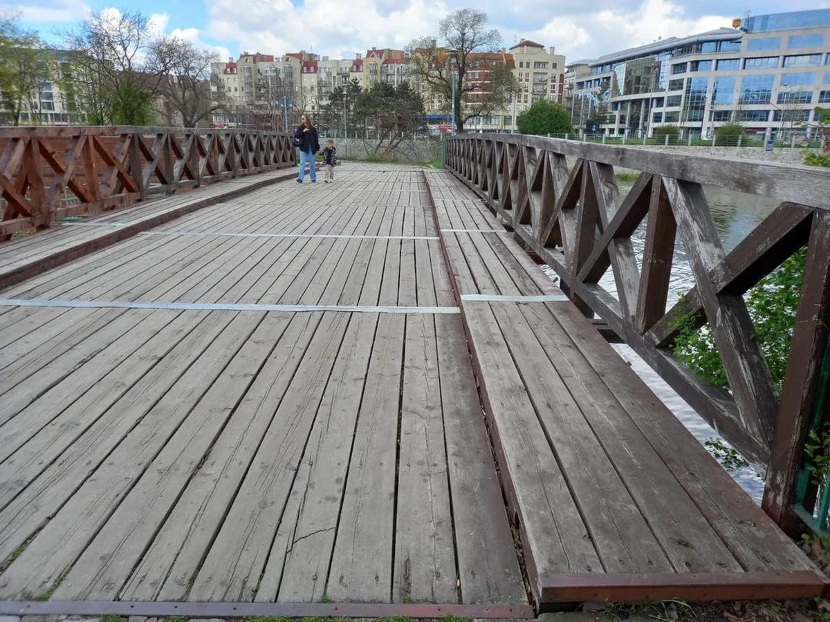 Most świętej Klary we Wrocławiu czeka kapitalny remont. Zarząd Dróg i Utrzymania Miasta właśnie się do niego przygotowuje. Przeprawa jest jedną ze starszych w mieście. Od dawna nie była naprawiana. To, że wymaga remontu widać gołym okiem.