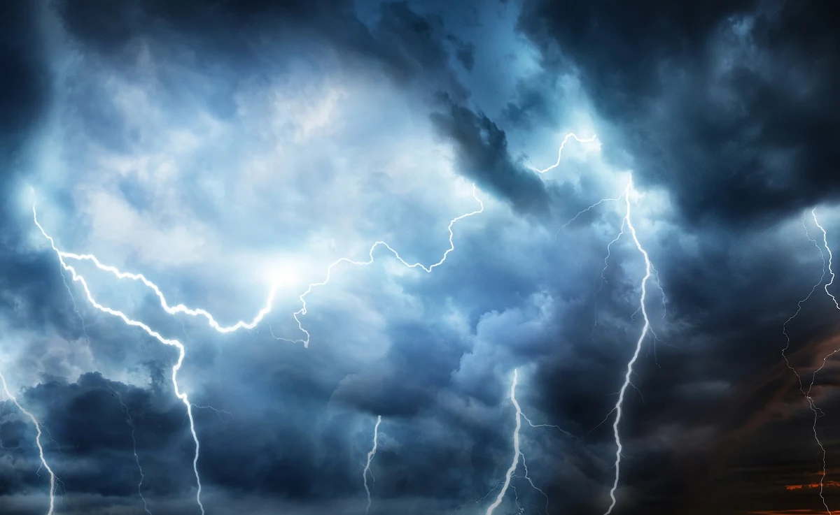 Temperatury w Polsce rosną, ale w czwartek we wschodniej i południowej części kraju zaznaczy się wpływ aktywnego frontu chłodnego. Na południowym wschodzie burze mogą być gwałtowne - poinformował IMGW.