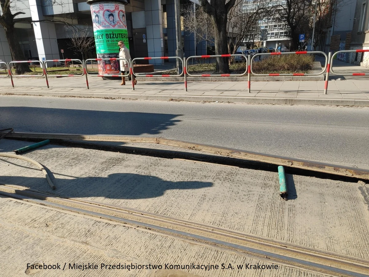 Coraz częściej dochodzi do tzw. wybrzuszania się szyn tramwajowych na ulicach Zwierzynieckiej i Kościuszki w Krakowie. Stan torowiska wymaga remontu. Ten był zaplanowany już dawno, nie doszedł jednak do skutku, urzędnicy wciąż czekają na finansowanie. Obie ulice mają zostać gruntowanie przebudowane.