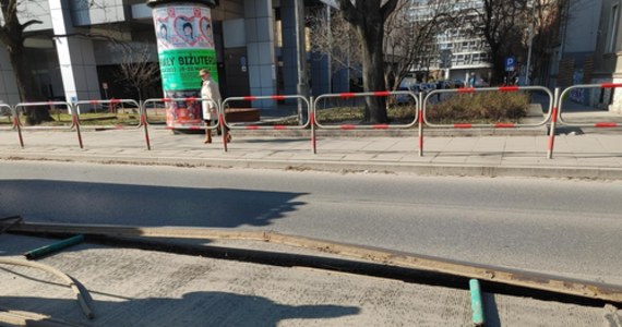Coraz częściej dochodzi do tzw. wybrzuszania się szyn tramwajowych na ulicach Zwierzynieckiej i Kościuszki w Krakowie. Stan torowiska wymaga remontu. Ten był zaplanowany już dawno, nie doszedł jednak do skutku, urzędnicy wciąż czekają na finansowanie. Obie ulice mają zostać gruntowanie przebudowane.