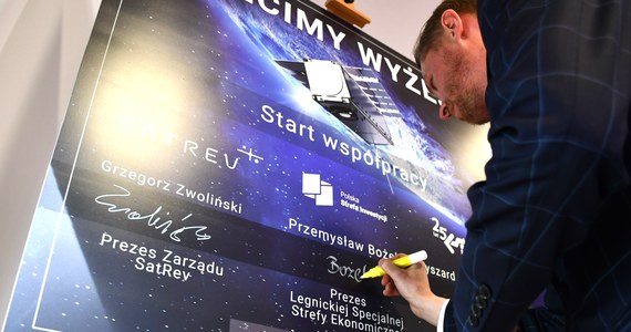 Pierwsza w Polsce fabryka produkująca nanosatelity w ilościach komercyjnych ma powstać w Legnicy na Dolnym Śląsku. List dotyczący współpracy w tej dziedzinie podpisały we Wrocławiu spółka z sektora kosmicznego SatRev S.A. oraz Legnicka Specjalna Strefa Ekonomiczna.

 