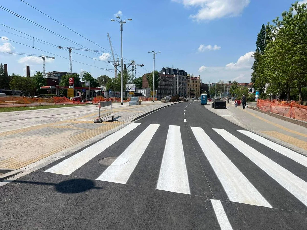 Dziś w nocy zaplanowano oddanie do użytku północną jezdnię przebudowywanej ulicy Dmowskiego we Wrocławiu. To dobra wiadomość dla kierowców jadących w kierunku Szczepina od strony Nadodrza. Ulicę remontowano przez blisko pół roku.