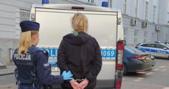39-latka z Gdańska nie chciała zapłacić taksówkarzowi 16 zł za kurs. Podczas kłótni z mężczyzną wykręciła mu kciuk i uszkodziła samochód. Została zatrzymana przez dwójkę policjantów wracających po służbie do domu.

