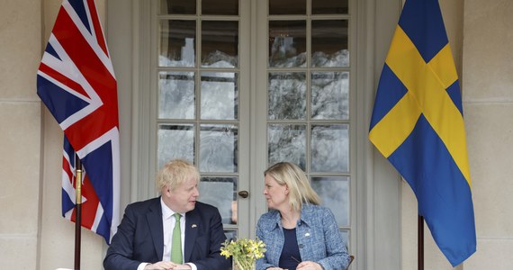 Premier Wielkiej Brytanii Boris Johnson oraz premier Szwecji Magdalena Andersson podpisali "polityczną deklarację solidarności". Porozumienie oznacza obietnicę brytyjskiego wsparcia Szwecji w przypadku agresji ze strony Rosji.
