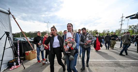 "Najbardziej baliśmy się ciszy; kiedy ciągle słyszysz strzały, wiesz, skąd dochodzą, a gdy zapada cisza, to po niej zawsze była mina albo bomba" - opowiada 24-letnia Hanna, ewakuowana z Azowstalu. Razem z synkiem spędziła tam dwa miesiące. 