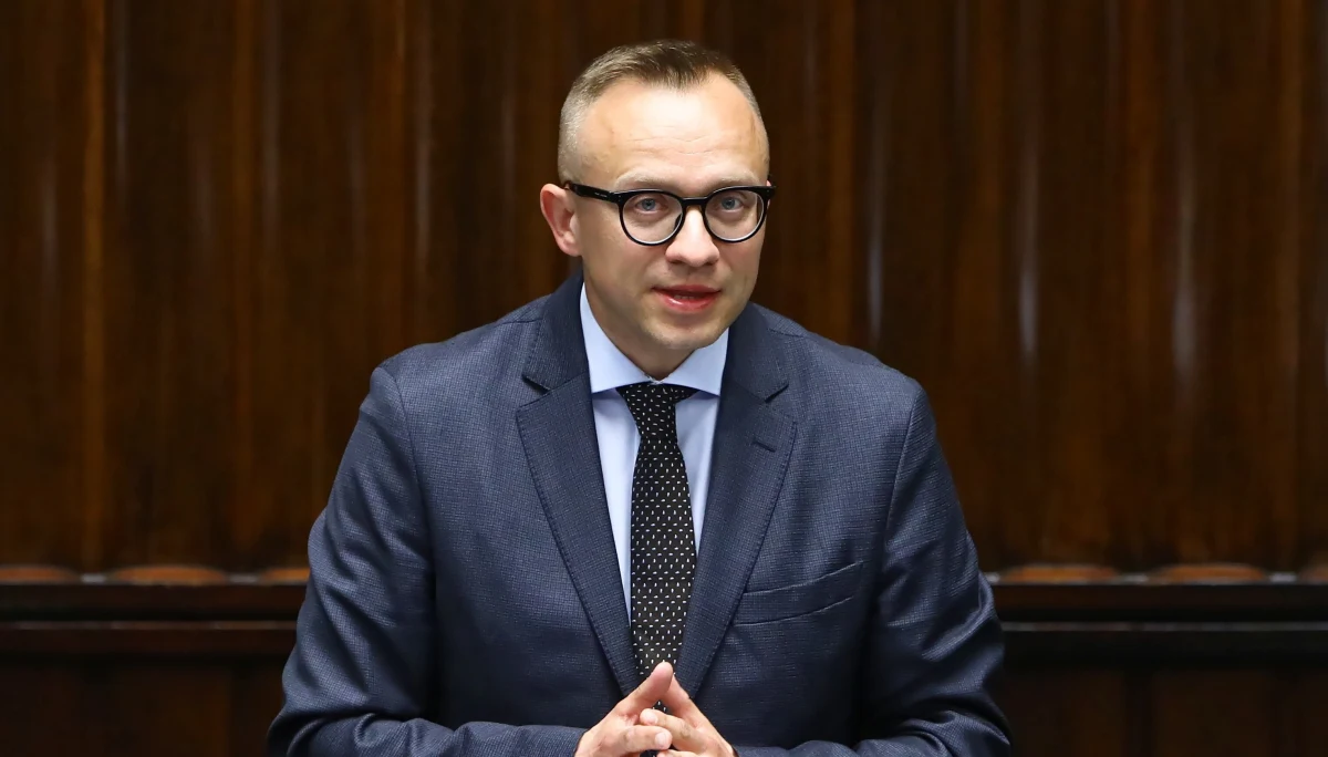 Przedłużenie pierwszej tarczy antyinflacyjnej, m.in. obniżającej akcyzę na paliwa ma zrównać jej termin obowiązywania z tarczą 2.0 dot. VAT na żywność. Później będziemy decydować, czy obie tarcze wydłużyć czy nie - powiedział w Sejmie wiceminister finansów Artur Soboń. 