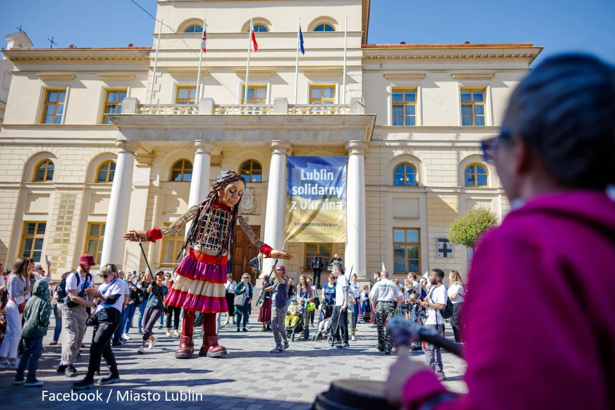 "​Mała Amal ma przypomnieć o dramatycznym losie dzieci-uchodzców, a w ciągu ostatnich trzech miesięcy zobaczyliśmy w Lublinie mnóstwo dzieci, które dla bezpieczeństwa opuściły Ukrainę" - podaje lubelski urząd miasta. "Amal" przeszła z Placu Litewskiego na Stare Miasto.