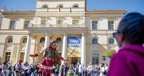 "​Mała Amal ma przypomnieć o dramatycznym losie dzieci-uchodzców, a w ciągu ostatnich trzech miesięcy zobaczyliśmy w Lublinie mnóstwo dzieci, które dla bezpieczeństwa opuściły Ukrainę" - podaje lubelski urząd miasta. "Amal" przeszła z Placu Litewskiego na Stare Miasto.