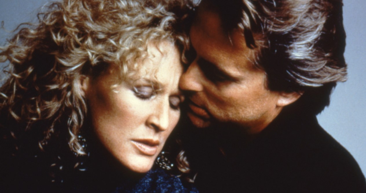 35 lat temu na ekranach kin debiutował erotyczny thriller Adriana Lyne'a "Fatalne zauroczenie". W jednej z ról głównych wystąpiła w nim Glenn Close, która wcieliła się w rolę kochanki ze skłonnościami psychopatycznymi. Platforma streamingowa Paramount+ pracuje właśnie nad serialowym rebootem filmu Lyne’a. 