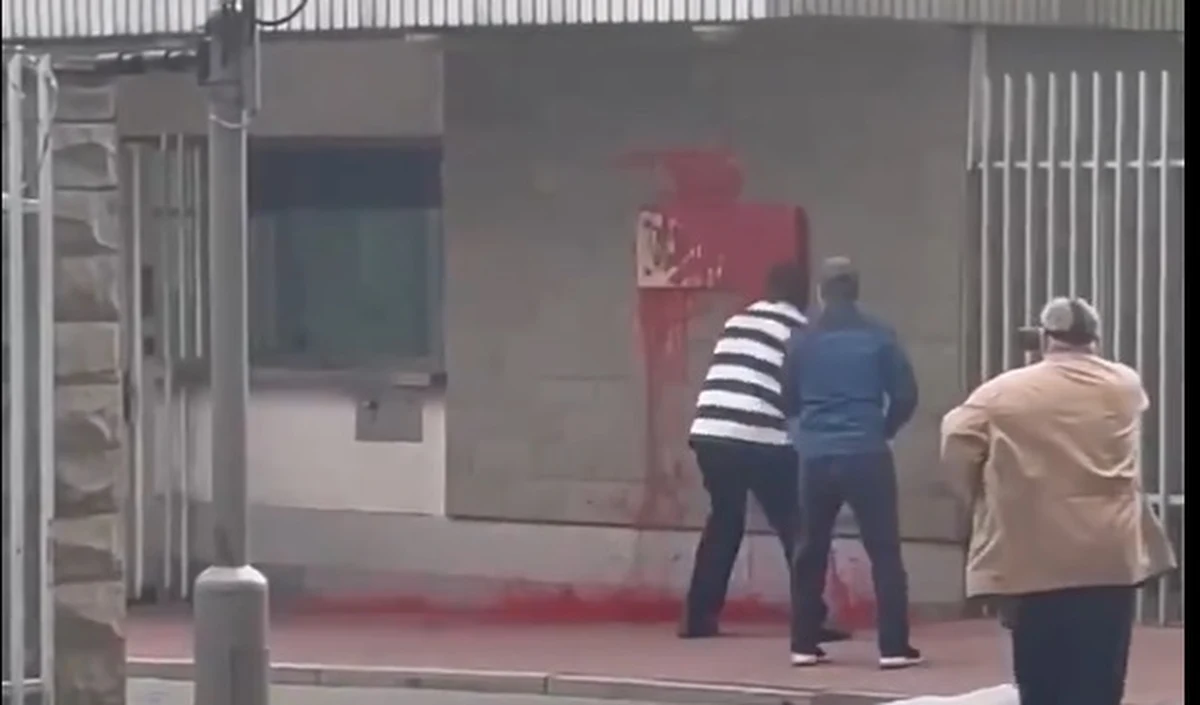 Przy wejściu na teren ambasady Polski w Moskwie oblano czerwoną farbą tablicę oraz szybę wartowni. W sieci pojawiły się filmy z tej akcji. Informację potwierdził w rozmowie z RMF FM rzecznik polskiego Ministerstwa Spraw Zagranicznych Łukasz Jasina. 