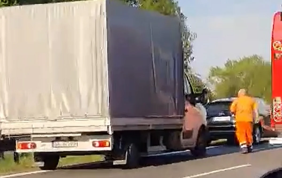 Co najmniej kilka samochodów najechało w środowe popołudnie na fragmenty pękniętej opony, leżące na jezdni autostrady A4 w Rudzie Śląskiej. Przez pewien czas utrudniony był ruch w kierunku Katowic - wynika z informacji rudzkiej policji. Nikomu nic się nie stało.