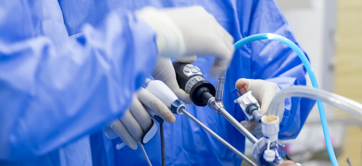 Zabezpieczanie ran postrzałowych i tamowanie krwi, również bez użycia profesjonalnego sprzętu - m.in. takie umiejętności zdobędą uczestnicy szkoleń na Mazowszu z udzielania pomocy medycznej w warunkach wojennych. Medycyna taktyczna, czyli opieka w warunkach działań militarnych, obejmuje specyficzne urazy, spowodowane m.in. odłamkami pocisków i ranami postrzałowymi. Na tego rodzaju szkolenia samorząd Mazowsza przeznaczył 100 tys. zł.