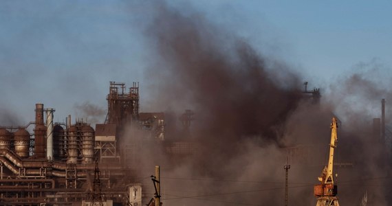 Doradca mera Mariupola Petro Andriuszczenko poinformował, że oblegane zakłady metalurgiczne Azowstal w tym mieście płoną. Do pożaru doszło na skutek rosyjskiego bombardowania.