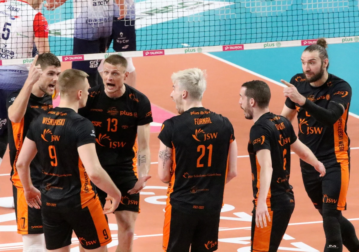 Siatkarze Jastrzębskiego Węgla pokonali na wyjeździe Grupę Azoty ZAKS-ę Kędzierzyn-Koźle 3:1 (26:24, 20:25, 25:23, 25:22) w trzecim meczu finałowym polskiej ligi. W rywalizacji do trzech zwycięstw ZAKSA prowadzi 2-1.