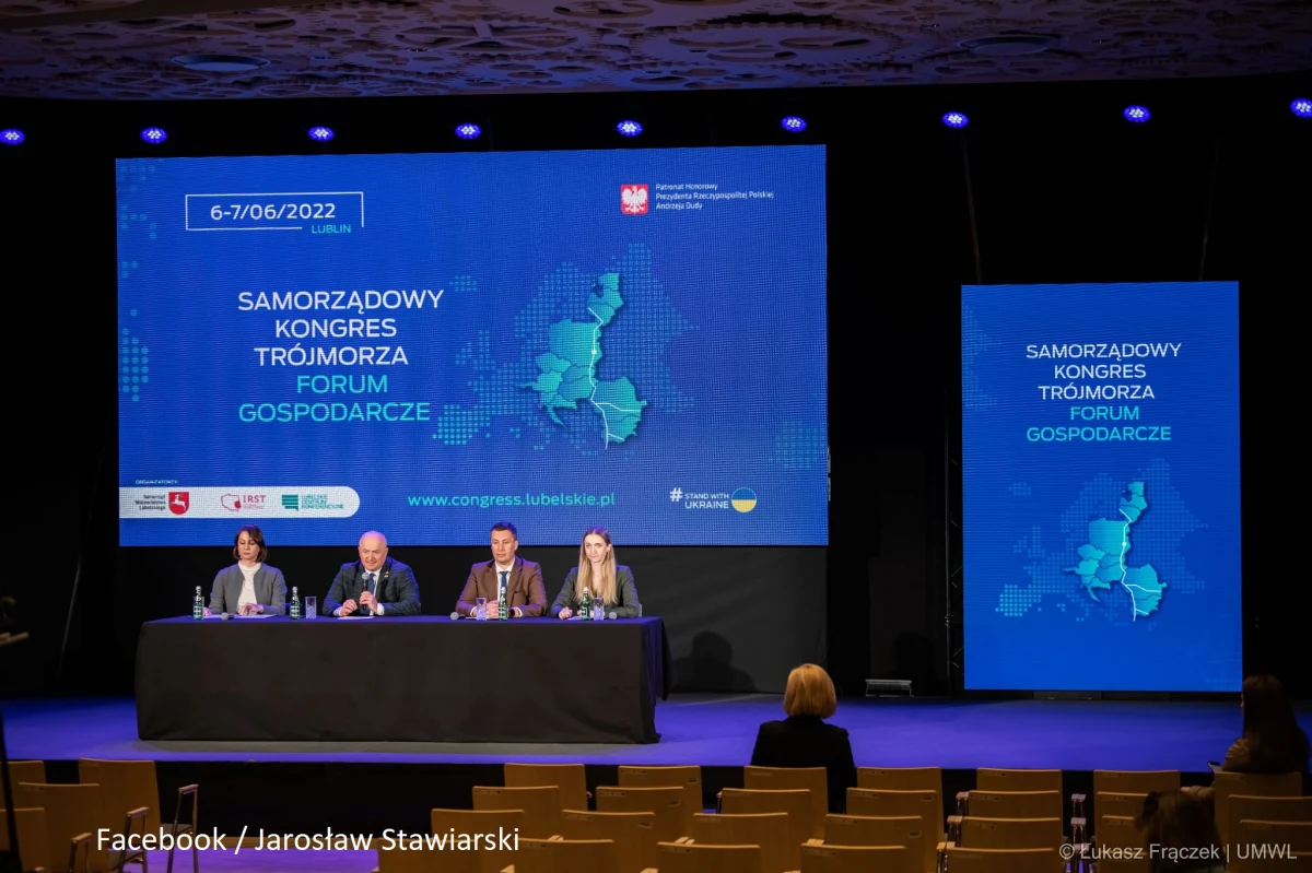 Współpraca z ukraińskimi regionami będzie motywem przewodnim Samorządowego Kongresu Trójmorza, który odbędzie się 6 i 7 czerwca w Lublinie – zapowiedział w środę podczas konferencji prasowej marszałek województwa lubelskiego Jarosław Stawiarski. Kongres został objęty Honorowym Patronatem Prezydenta RP.