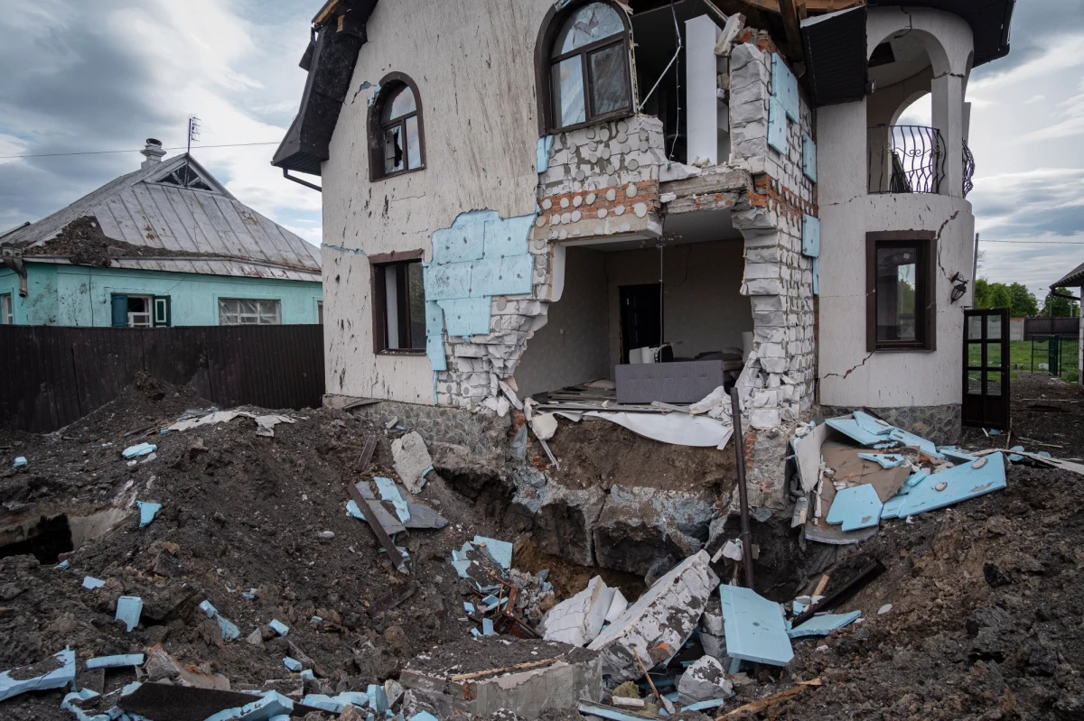 W wyniku skutecznych działań ukraińskie wojska odbijają kolejne miejscowości z rąk okupanta. Do ofensywy przeszły na kierunkach: charkowskim, chersońskim, iziumskim i melitopolskim. Płoną zakłady Azowstal w Mariupolu, do pożaru doszło na skutek rosyjskiego bombardowania. Pułk Azow poinformował, że z Azowstalu ewakuowano wszystkich cywilów, mer Mariupola przekazał jednak, że nie może potwierdzić tej informacji. Ambasador Polski w Moskwie Krzysztof Krajewski został wezwany do rosyjskiego MSZ w związku z incydentem z udziałem ambasadora Rosji w Polsce, do którego doszło w poniedziałek w Warszawie. Najważniejsze wydarzenia 77. dnia rosyjskiej inwazji na Ukrainę zebraliśmy w podsumowaniu dnia.