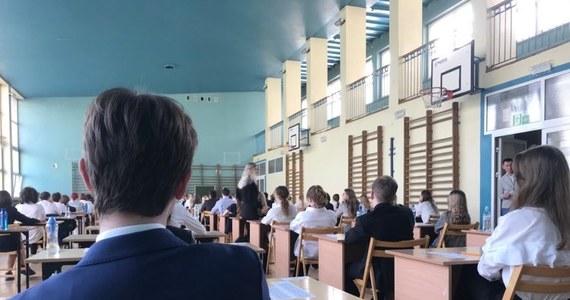 Maturzyści rano przystąpili do pisemnego egzaminu z biologii. Po południu pisali z kolei egzaminy z języka rosyjskiego na poziomie rozszerzonym i na poziomie dwujęzycznym. Egzaminy nie są obowiązkowe.